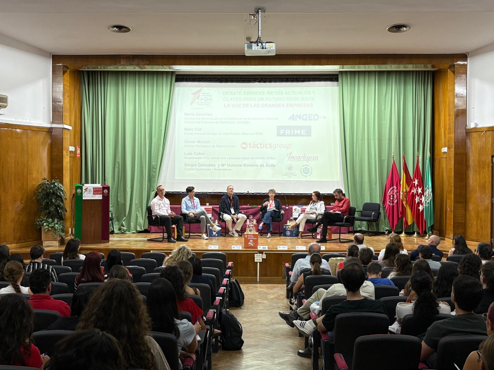 Mesa redonda ‘Retos actuales y claves para un futuro resiliente’ en el I Congreso en I+D+i en la Industria Alimentaria, celebrado en la Universidad Complutense de Madrid.