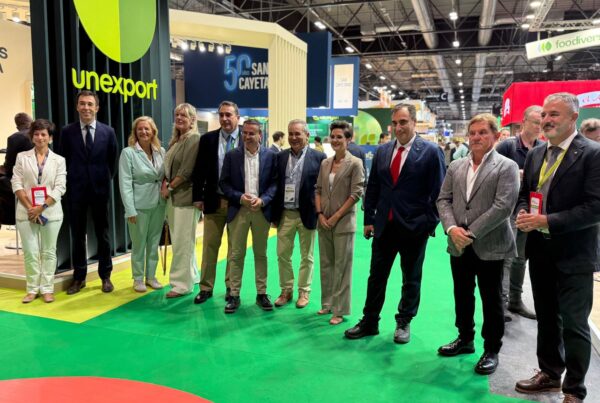 La presidenta de La Distribución, Matilde García Duarte, junto a otros participantes durante la inauguración de Fruit Attraction 2025 en IFEMA Madrid.
