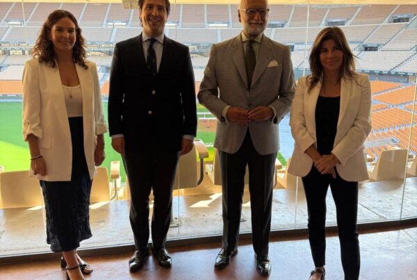 De izquierda a derecha: Cecilia Ortiz (directora general de Comercio de la Junta de Andalucía), Pablo de la Cruz (director general de LA DISTRIBUCIÓN ANGED), José María O’Kean (catedrático de Economía de la Universidad Pablo de Olavide) y Elisa Espinosa (directora de investigación de Sigma Dos)