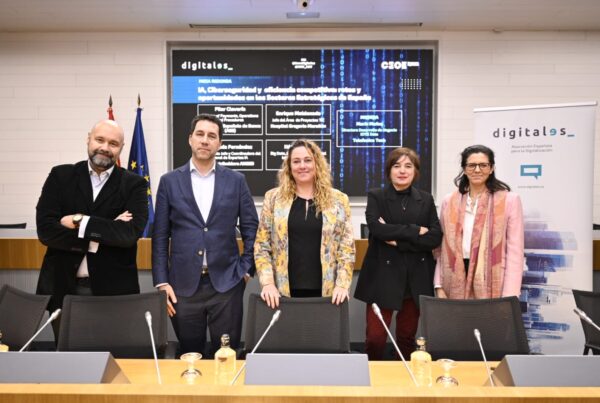 Foto de familia de la mesa sectorial sobre inteligencia artificial, con la participación de Yolanda Fernández (LA DISTRIBUCIÓN ANGED) y representantes de banca, sanidad y ciberseguridad.