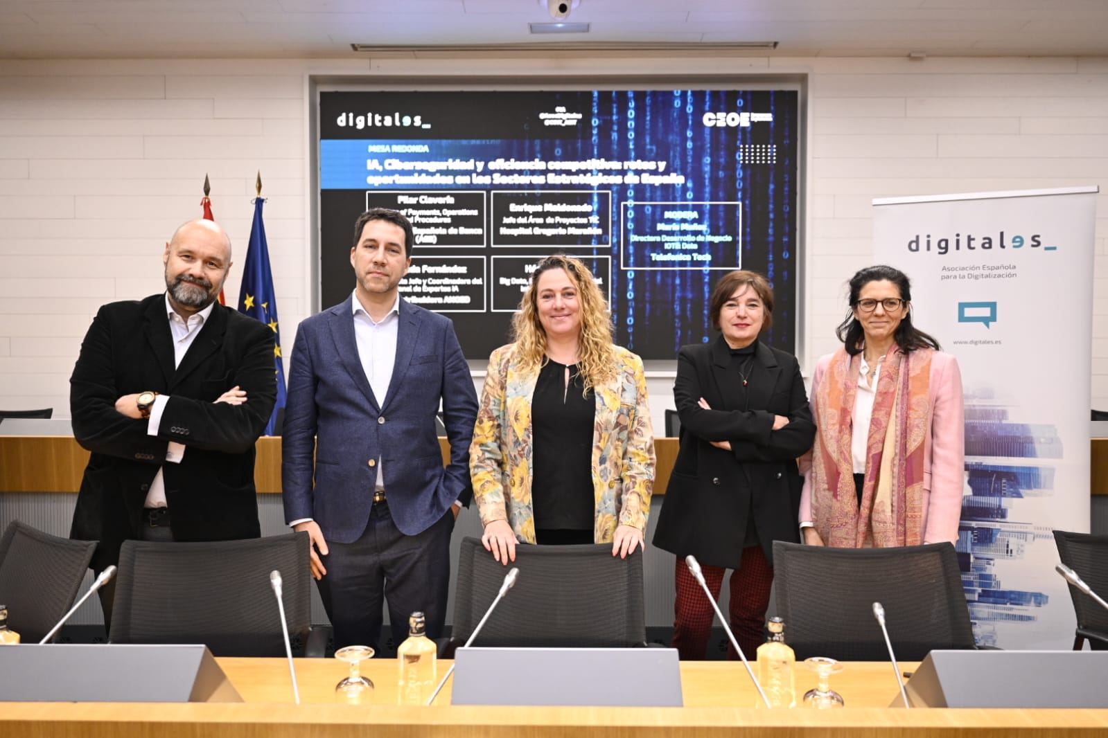 Foto de familia de la mesa sectorial sobre inteligencia artificial, con la participación de Yolanda Fernández (LA DISTRIBUCIÓN ANGED) y representantes de banca, sanidad y ciberseguridad.