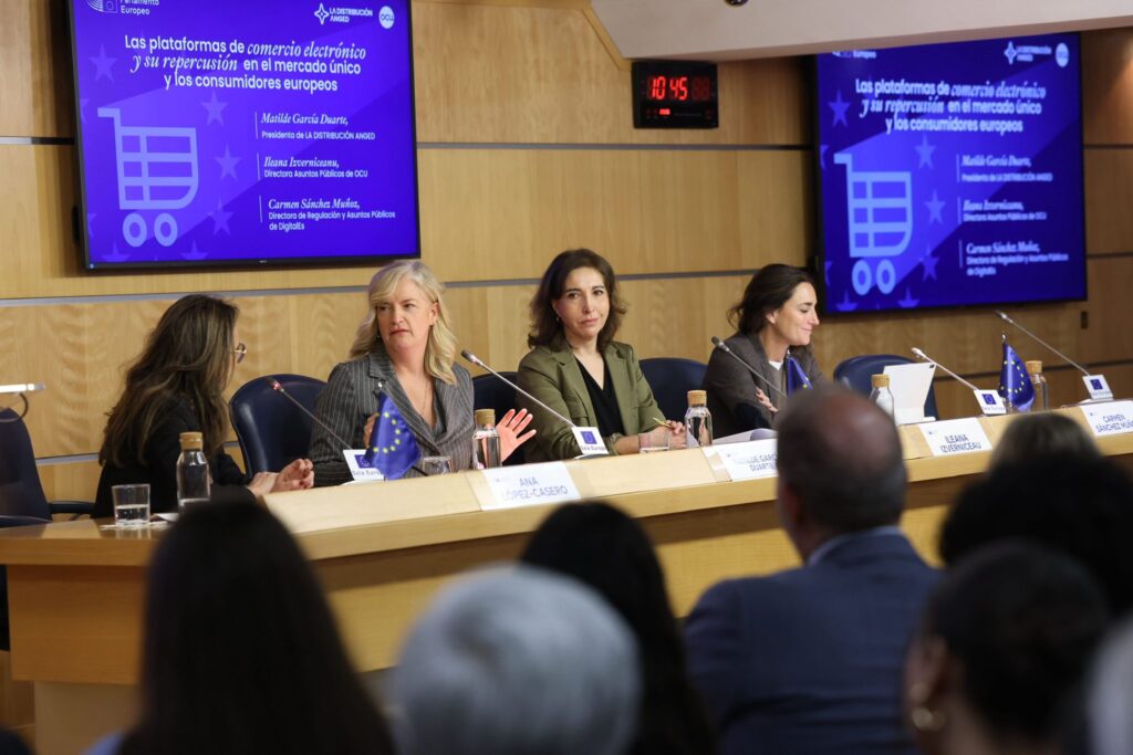 Matilde García Duarte, presidenta de LA DISTRIBUCIÓN ANGED, durante su intervención en la mesa redonda sobre el impacto de las plataformas de comercio electrónico.