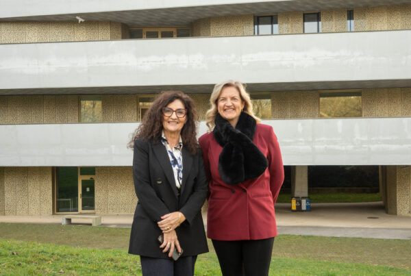Matilde García Duarte, presidenta de LA DISTRIBUCIÓN ANGED, junto a Rosa María Carabel, CEO del Grupo Eroski, durante la entrevista en el entorno del Basque Culinary Center.
