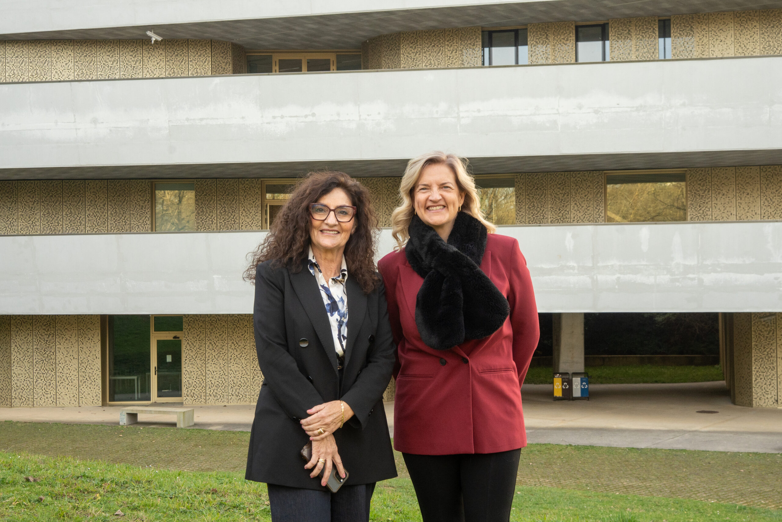 Matilde García Duarte, presidenta de LA DISTRIBUCIÓN ANGED, junto a Rosa María Carabel, CEO del Grupo Eroski, durante la entrevista en el entorno del Basque Culinary Center.
