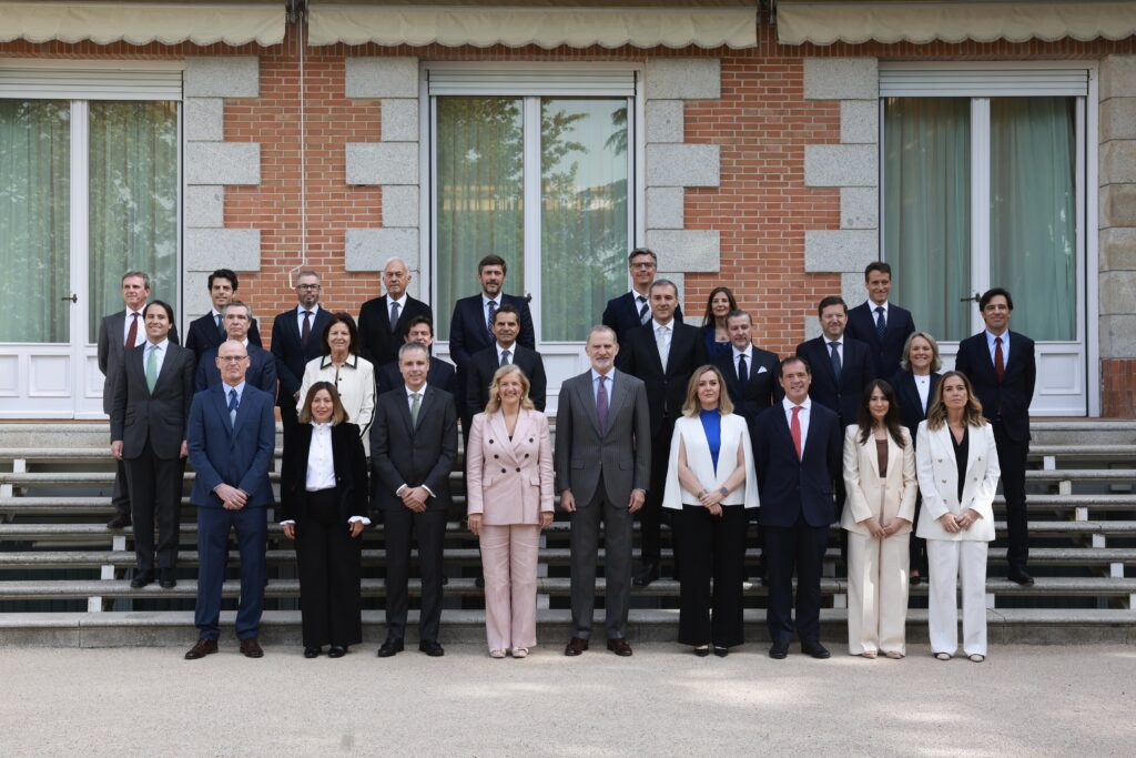 S.M. el Rey Felipe VI, junto a la presidenta de LA DISTRIBUCIÓN ANGED, Matilde García Duarte, y miembros de la Junta Directiva, durante la audiencia celebrada en el Palacio de La Zarzuela.