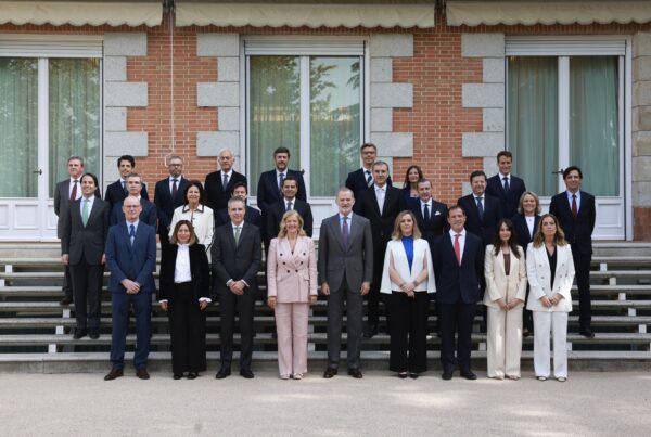 S.M. el Rey Felipe VI, junto a la presidenta de LA DISTRIBUCIÓN ANGED, Matilde García Duarte, y miembros de la Junta Directiva, durante la audiencia celebrada en el Palacio de La Zarzuela.