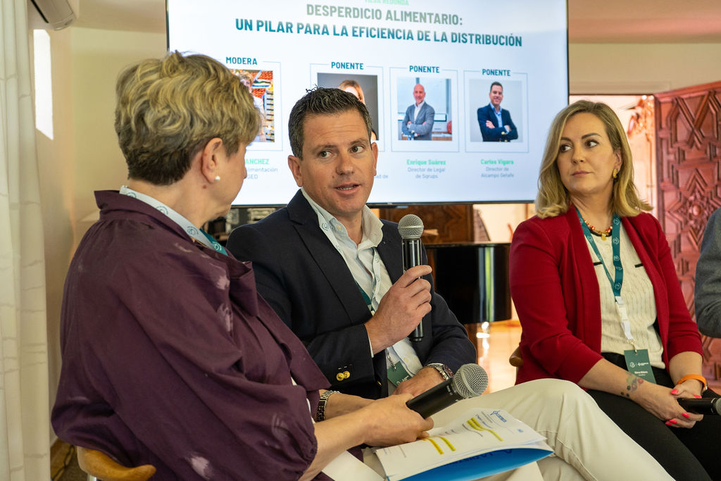María Sánchez Ruiz, directora de Alimentación de ANGED, junto a Elena Aldana (Carrefour España), Enrique Suárez (Sqrups) y Carlos Vigara (Alcampo), durante la mesa redonda sobre reducción del desperdicio alimentario.