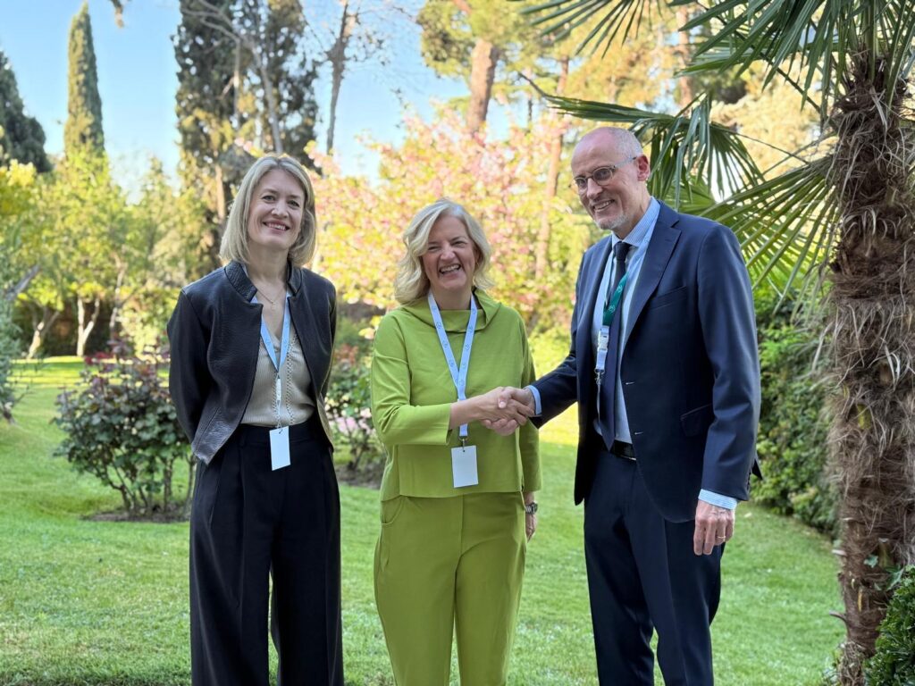 Firma del acuerdo entre LA DISTRIBUCIÓN ANGED y Too Good To Go, con la participación de Matilde García Duarte, presidenta de ANGED; Marie Lindström, directora de Too Good To Go España; y el embajador de Dinamarca en España.