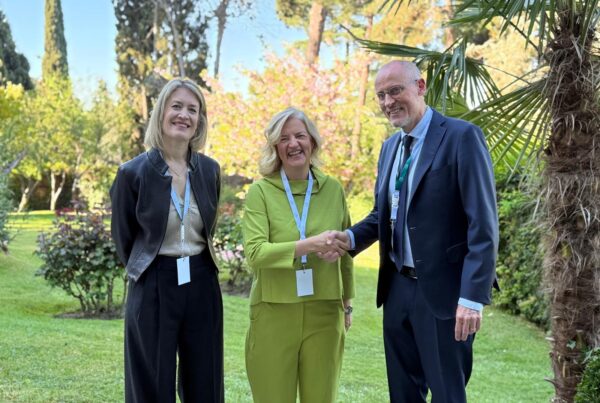 Firma del acuerdo entre LA DISTRIBUCIÓN ANGED y Too Good To Go, con la participación de Matilde García Duarte, presidenta de ANGED; Marie Lindström, directora de Too Good To Go España; y el embajador de Dinamarca en España.