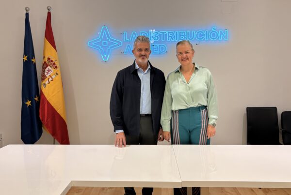 Representantes de LA DISTRIBUCIÓN ANGED y RE-VISTE, durante la firma del convenio para promover la sostenibilidad y la economía circular en el sector textil y del calzado.