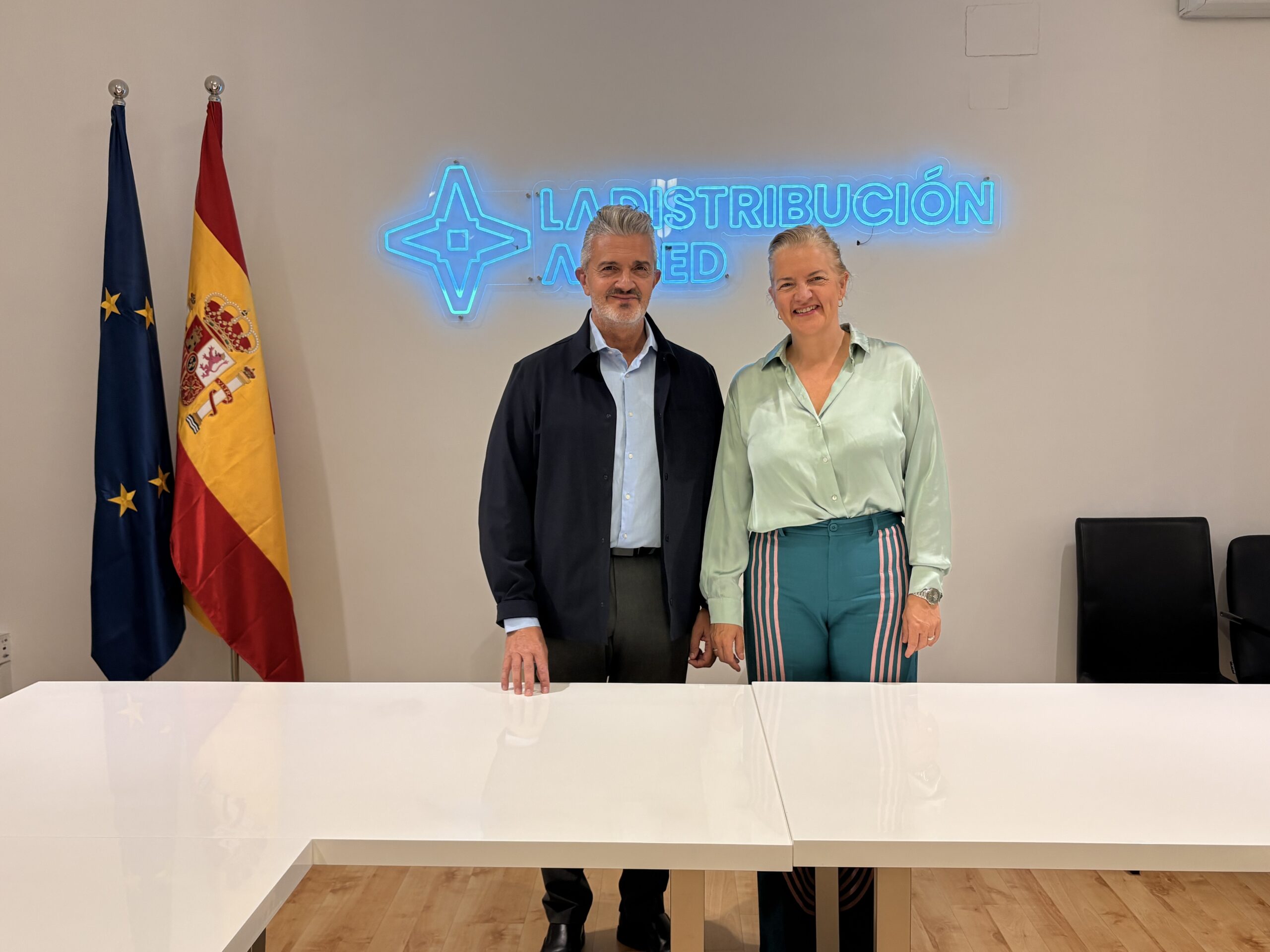 Representantes de LA DISTRIBUCIÓN ANGED y RE-VISTE, durante la firma del convenio para promover la sostenibilidad y la economía circular en el sector textil y del calzado.