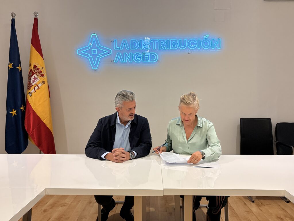 Representantes de LA DISTRIBUCIÓN ANGED y RE-VISTE, durante la firma del convenio para promover la sostenibilidad y la economía circular en el sector textil y del calzado.
