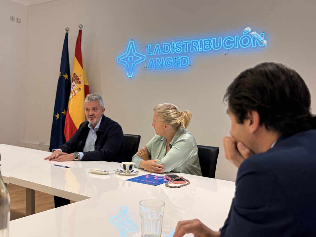 Representantes de LA DISTRIBUCIÓN ANGED y RE-VISTE, durante la firma del convenio para promover la sostenibilidad y la economía circular en el sector textil y del calzado.
