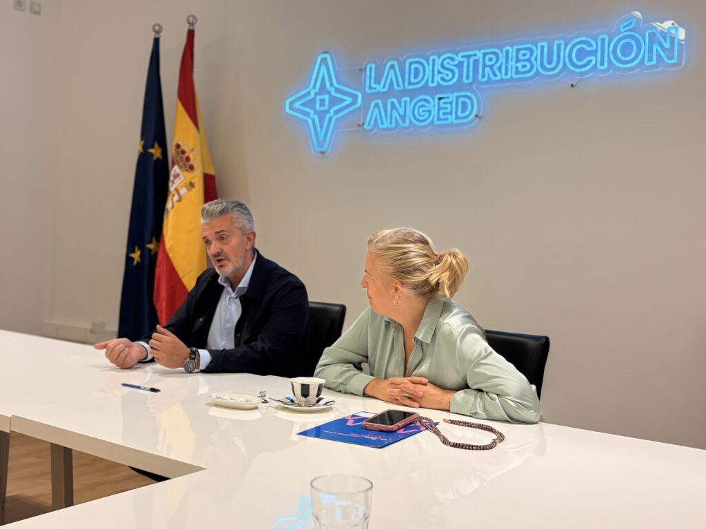 Representantes de LA DISTRIBUCIÓN ANGED y RE-VISTE, durante la firma del convenio para promover la sostenibilidad y la economía circular en el sector textil y del calzado.
