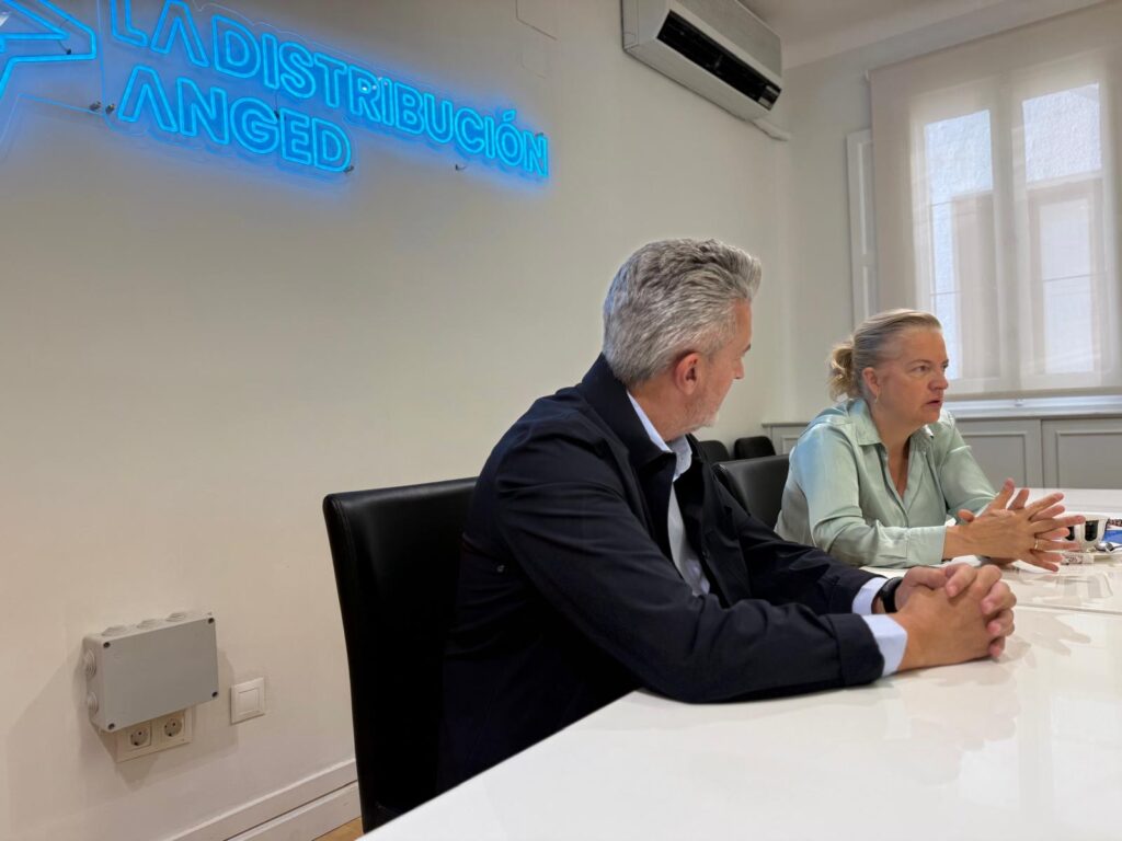 Representantes de LA DISTRIBUCIÓN ANGED y RE-VISTE, durante la firma del convenio para promover la sostenibilidad y la economía circular en el sector textil y del calzado.
